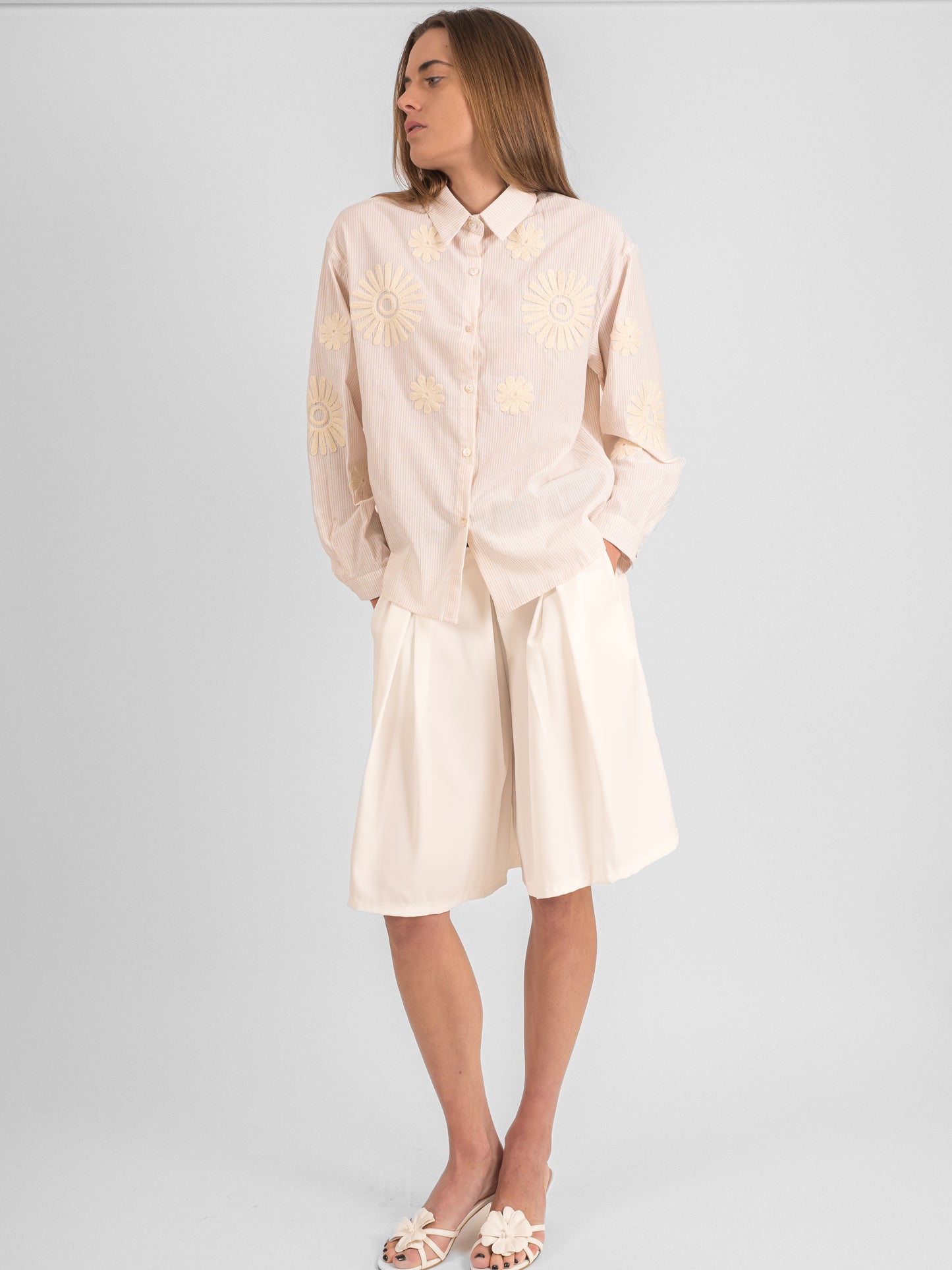 Chemise rayée à broderies fleuris