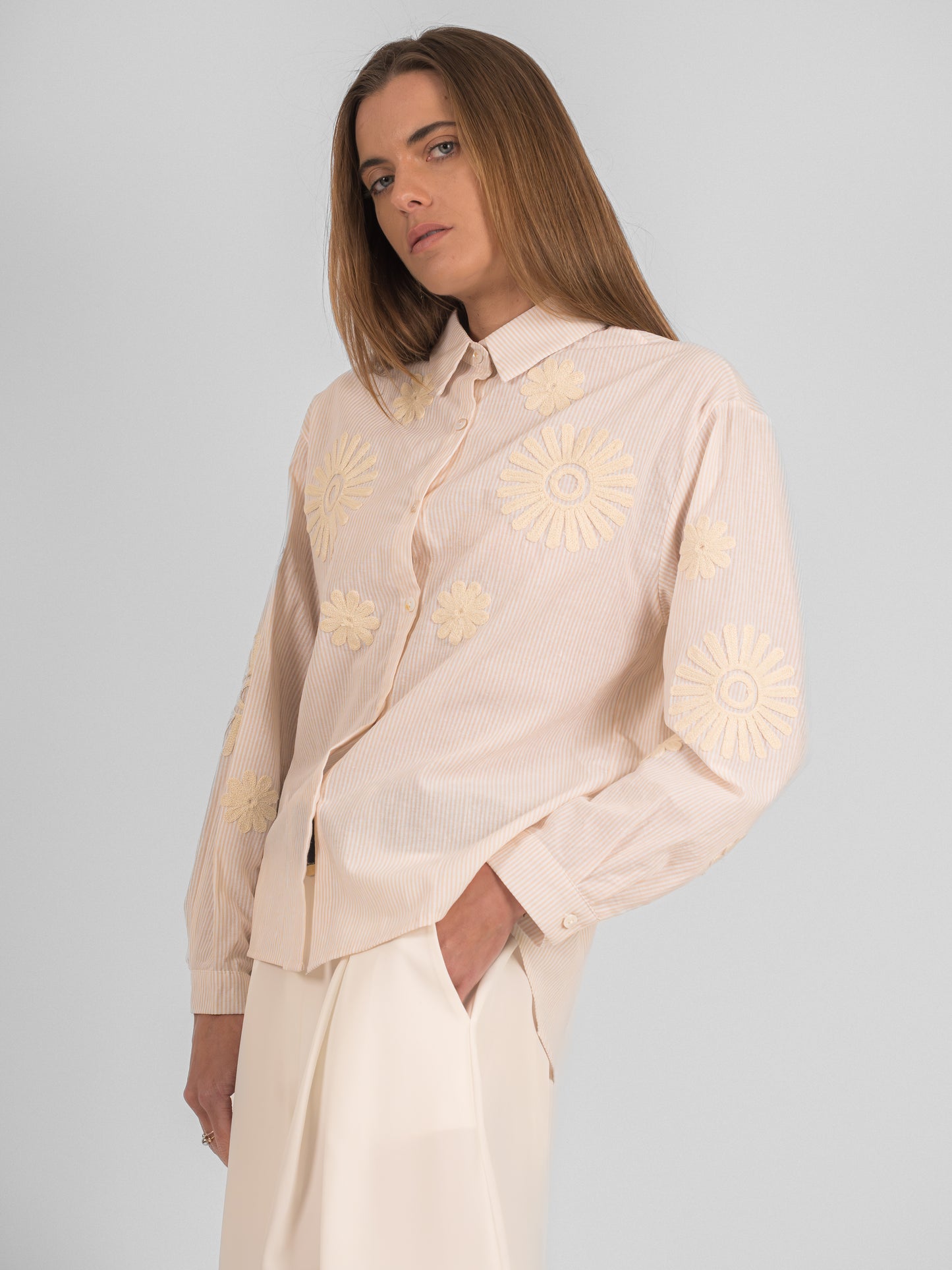 Chemise rayée à broderies fleuris