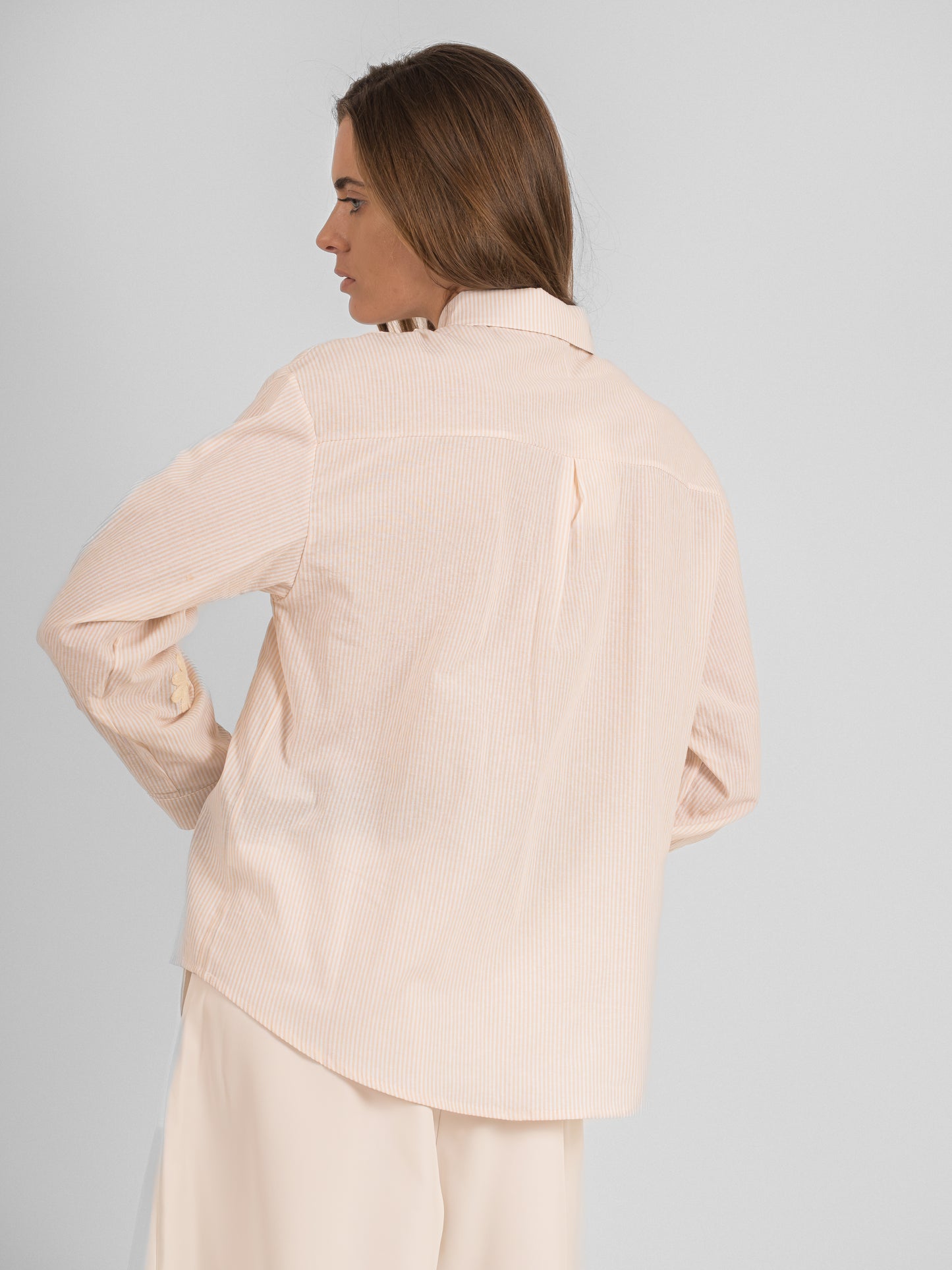 Chemise rayée à broderies fleuris