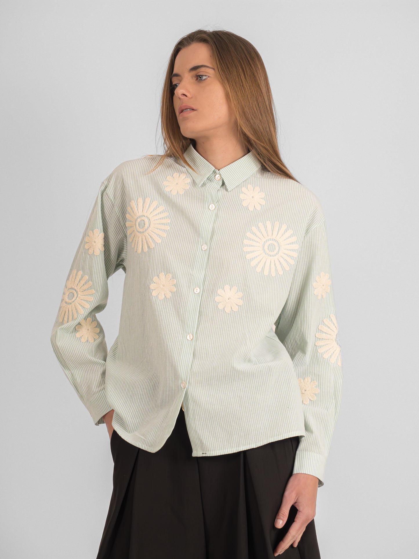 Chemise rayée à broderies fleuris