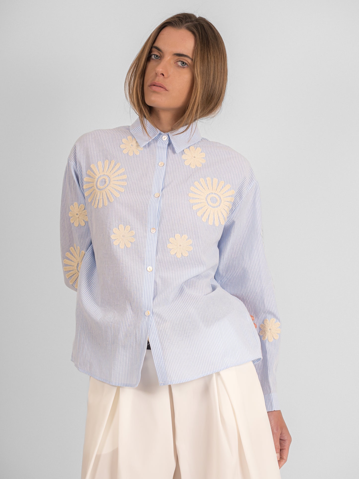 Chemise rayée à broderies fleuris