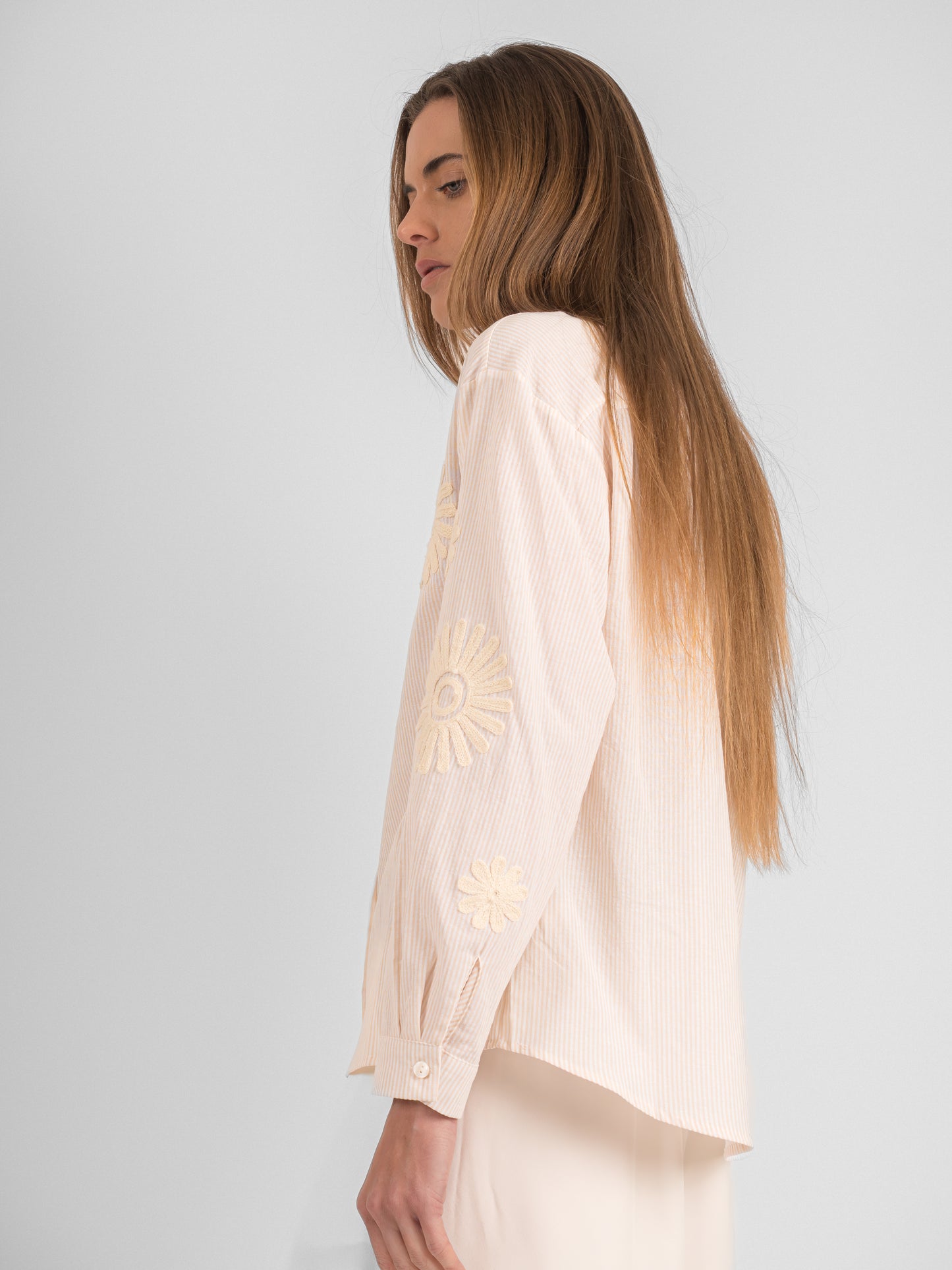Chemise rayée à broderies fleuris