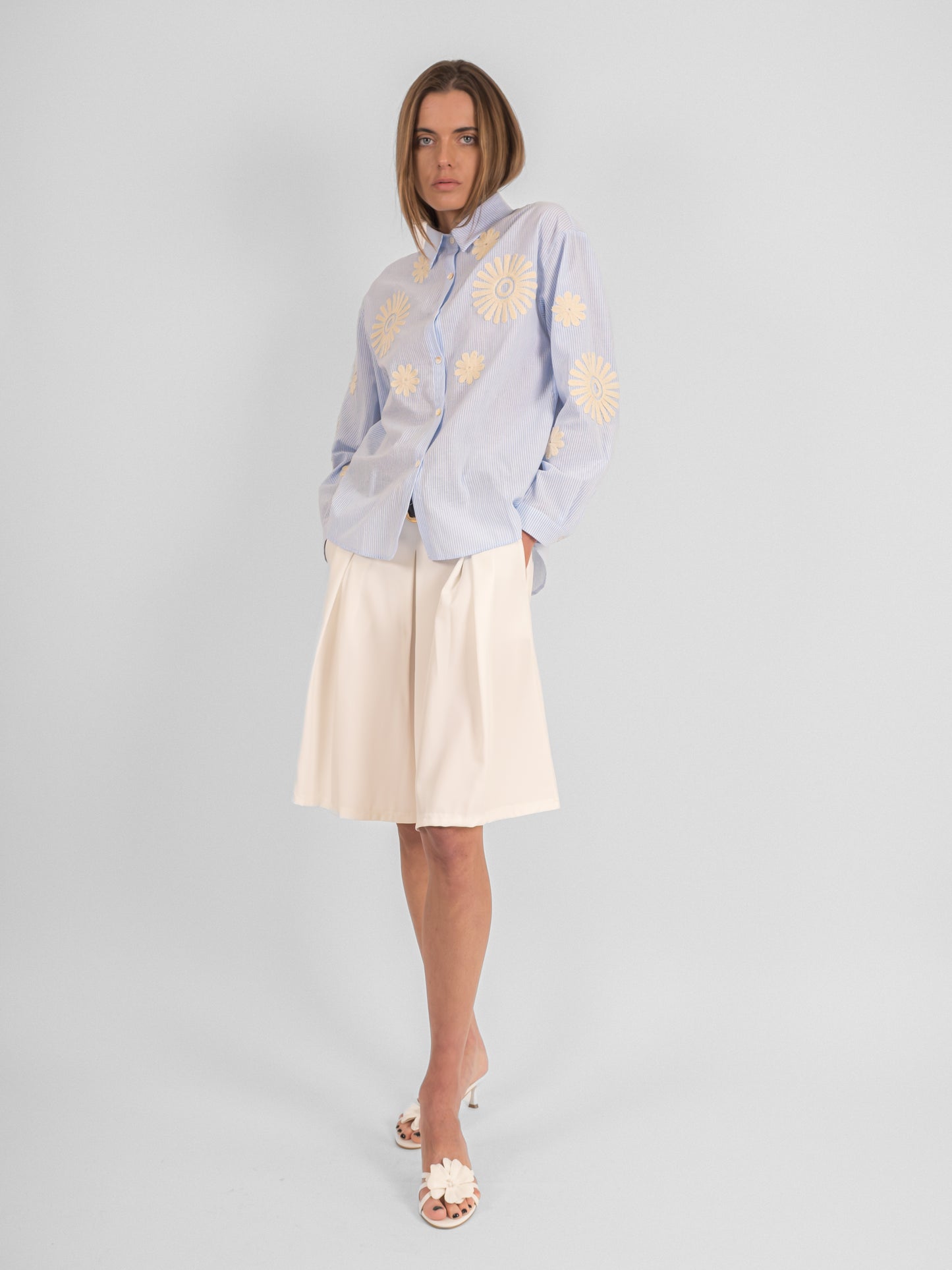Chemise rayée à broderies fleuris