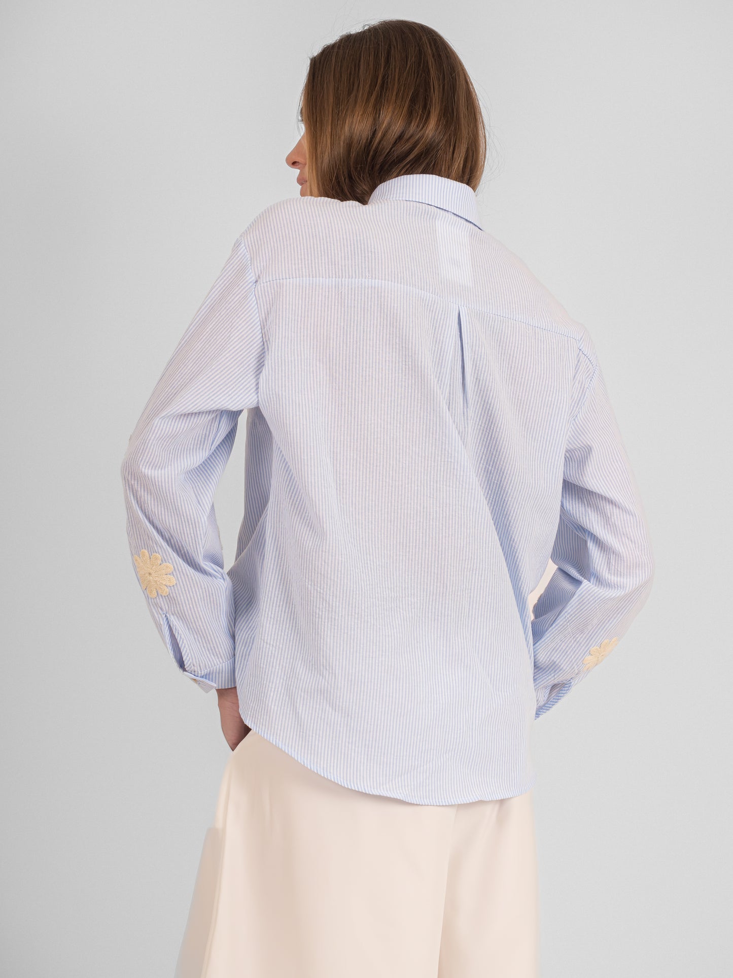 Chemise rayée à broderies fleuris