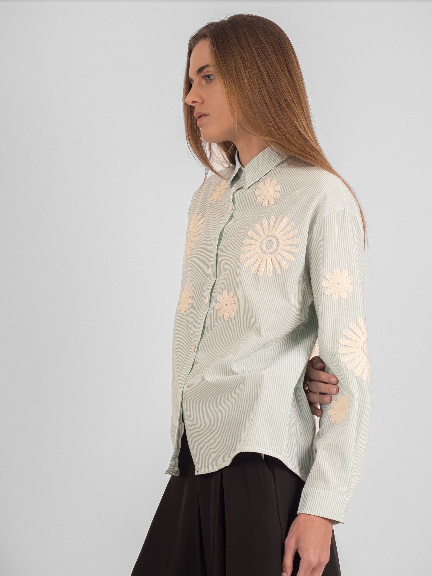 Chemise rayée à broderies fleuris