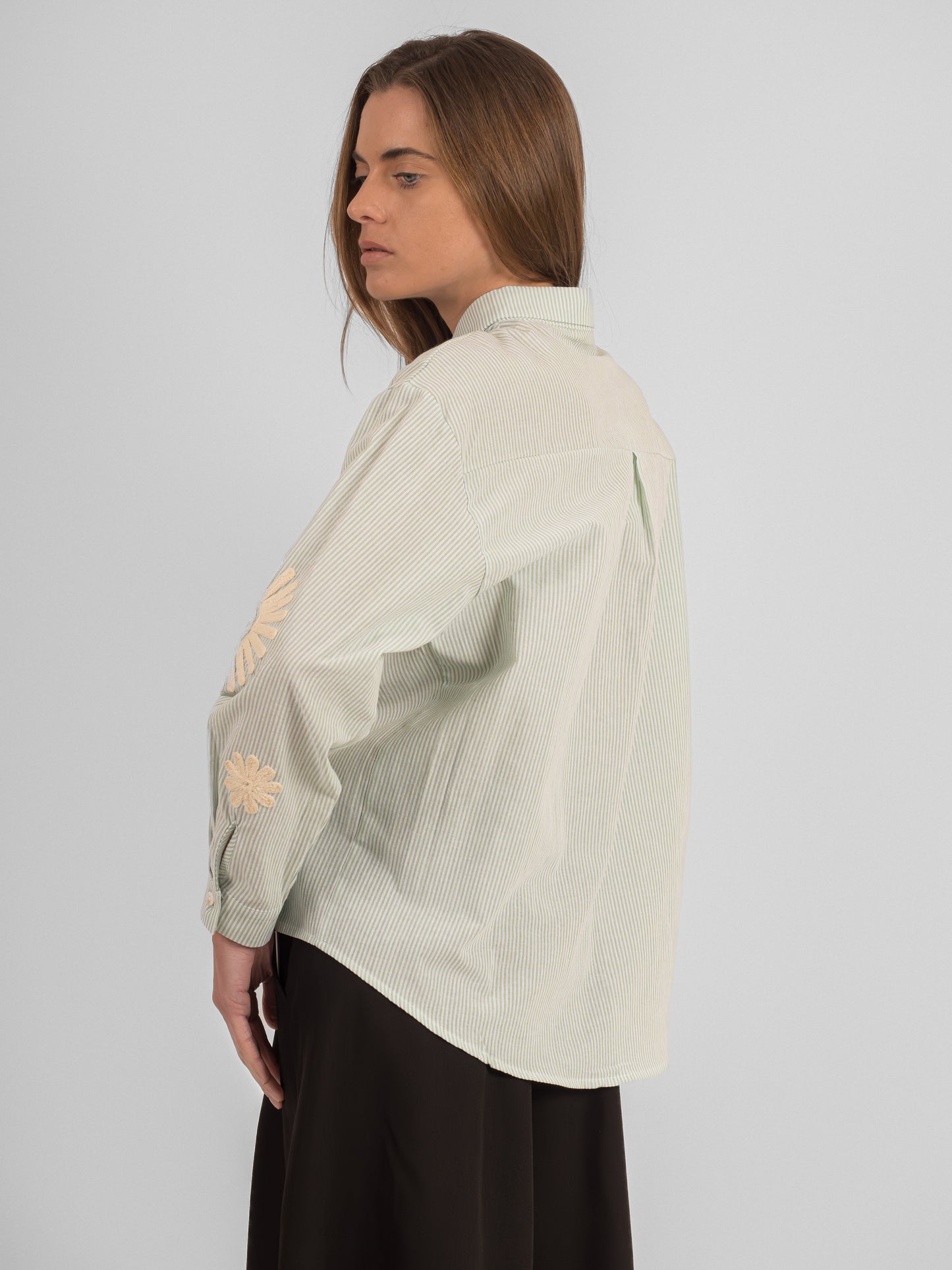 Chemise rayée à broderies fleuris