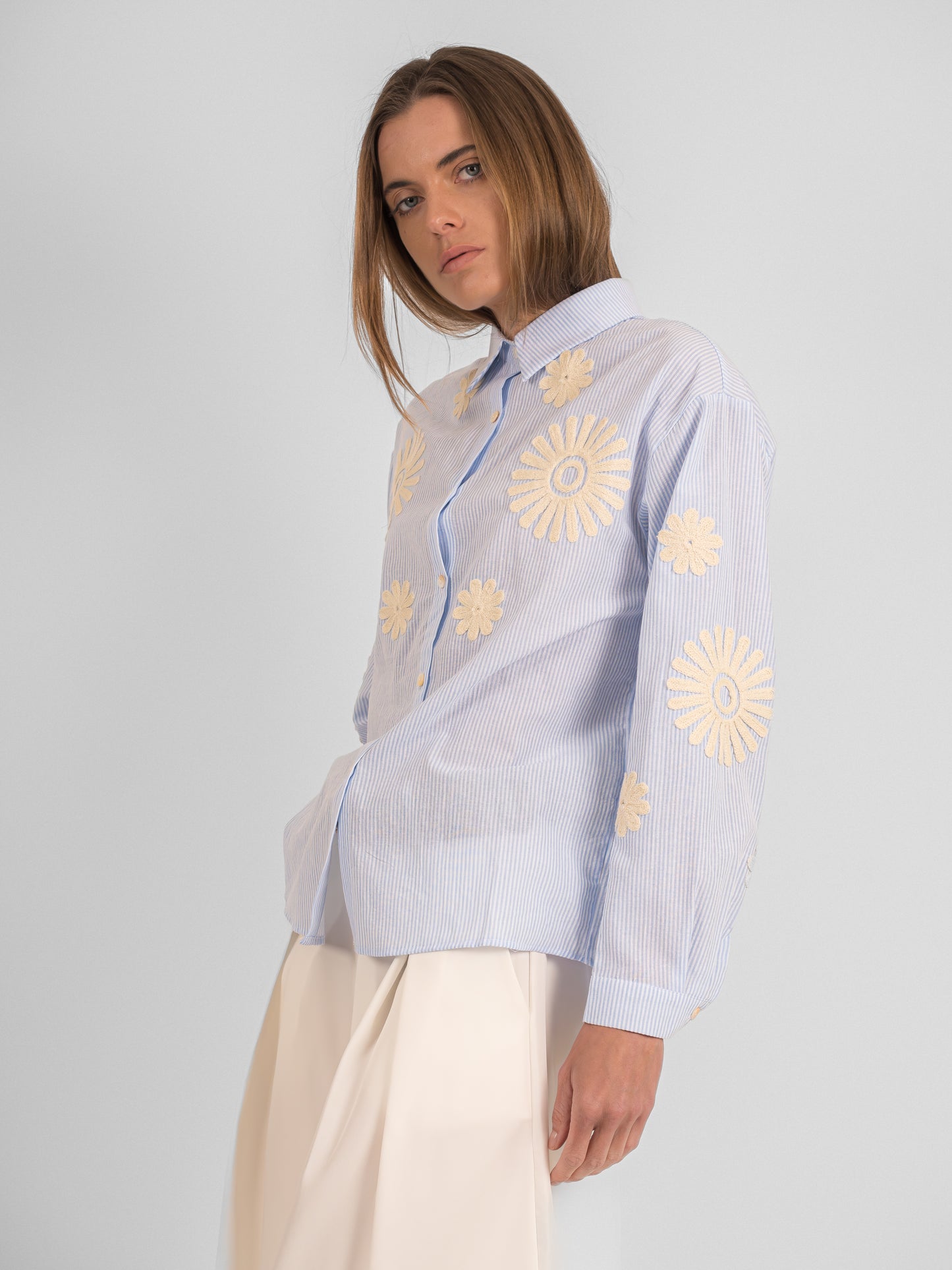 Chemise rayée à broderies fleuris