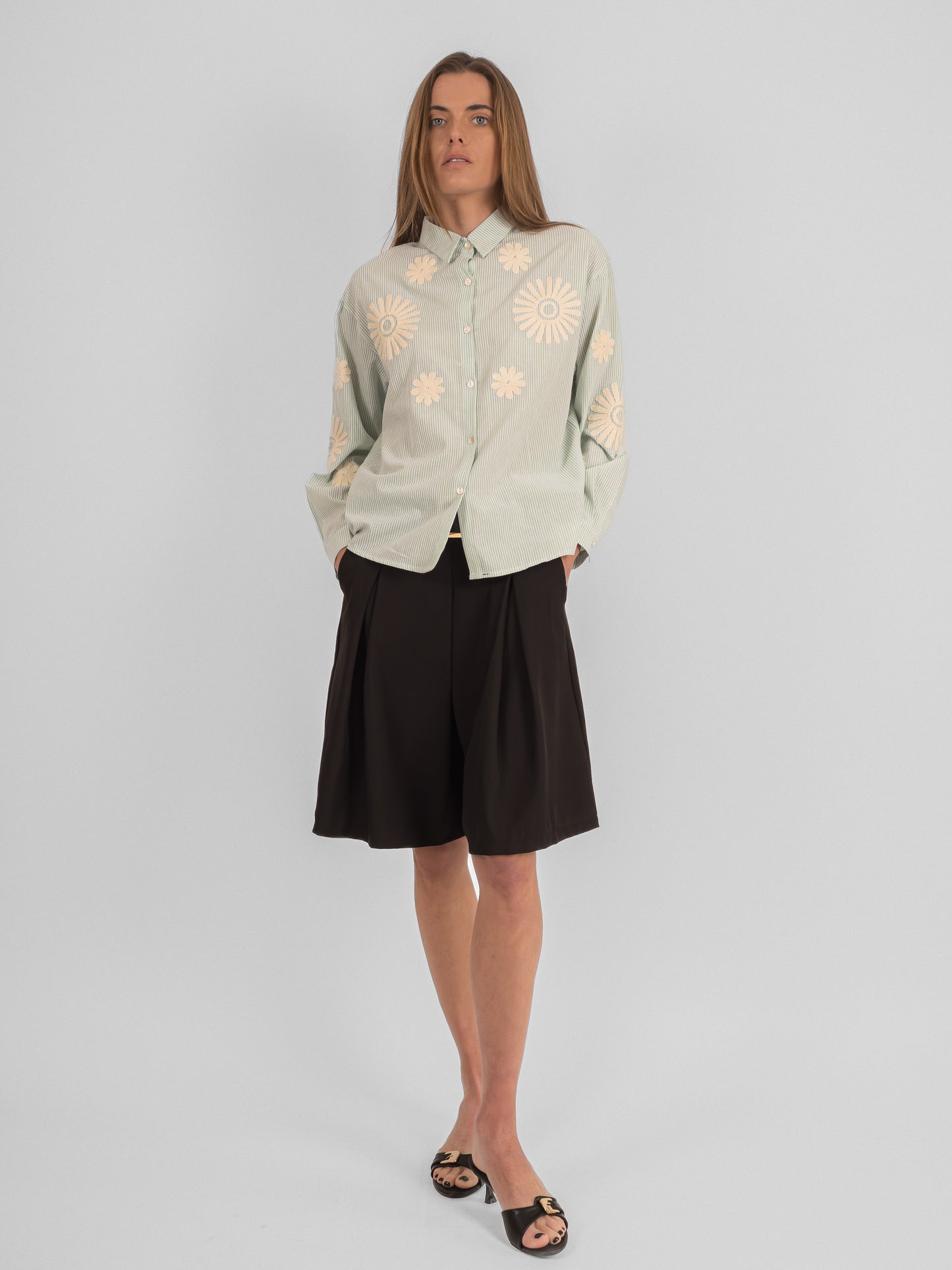 Chemise rayée à broderies fleuris