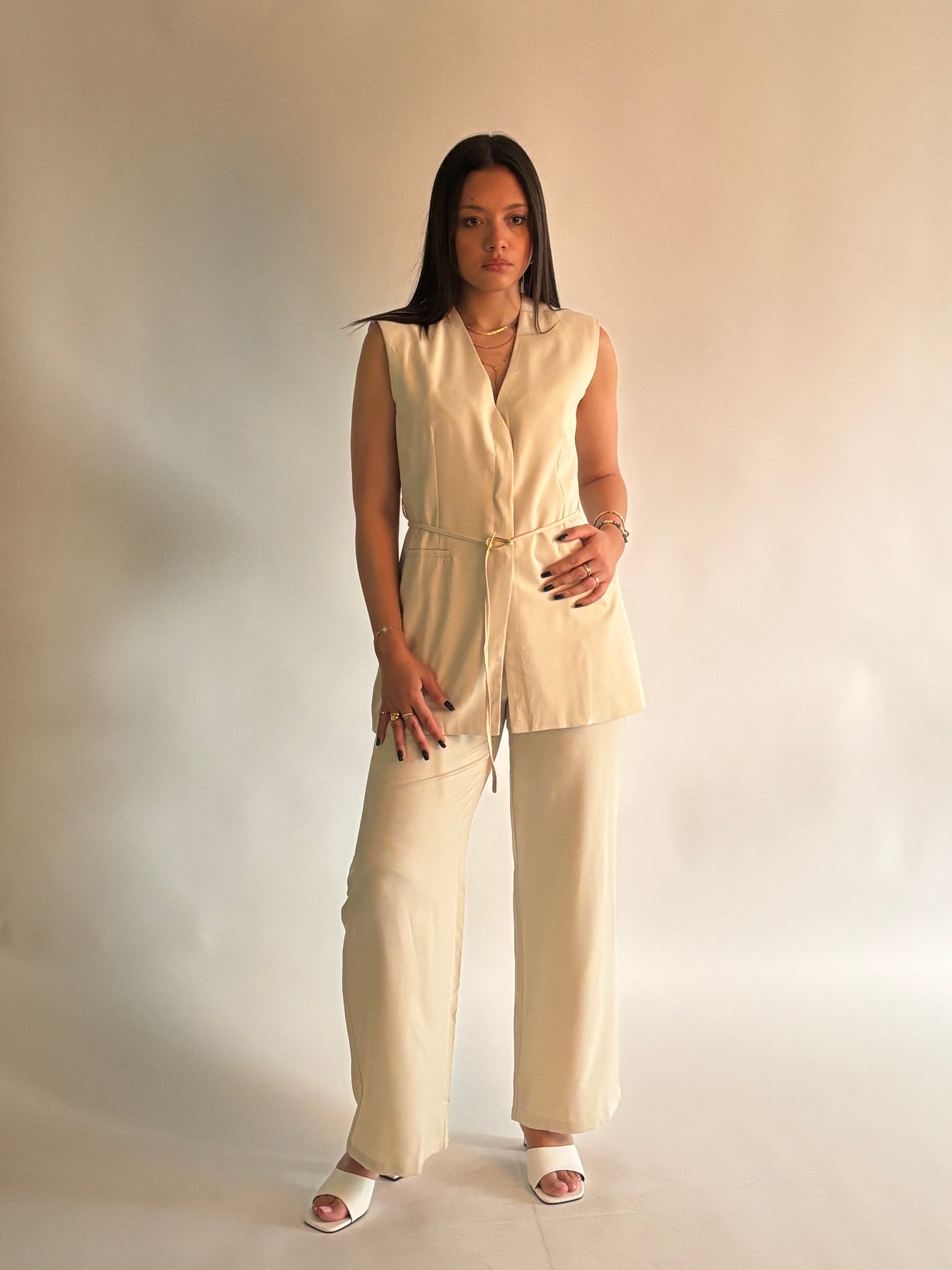 Ensemble blazer sans manches à cordon dorée