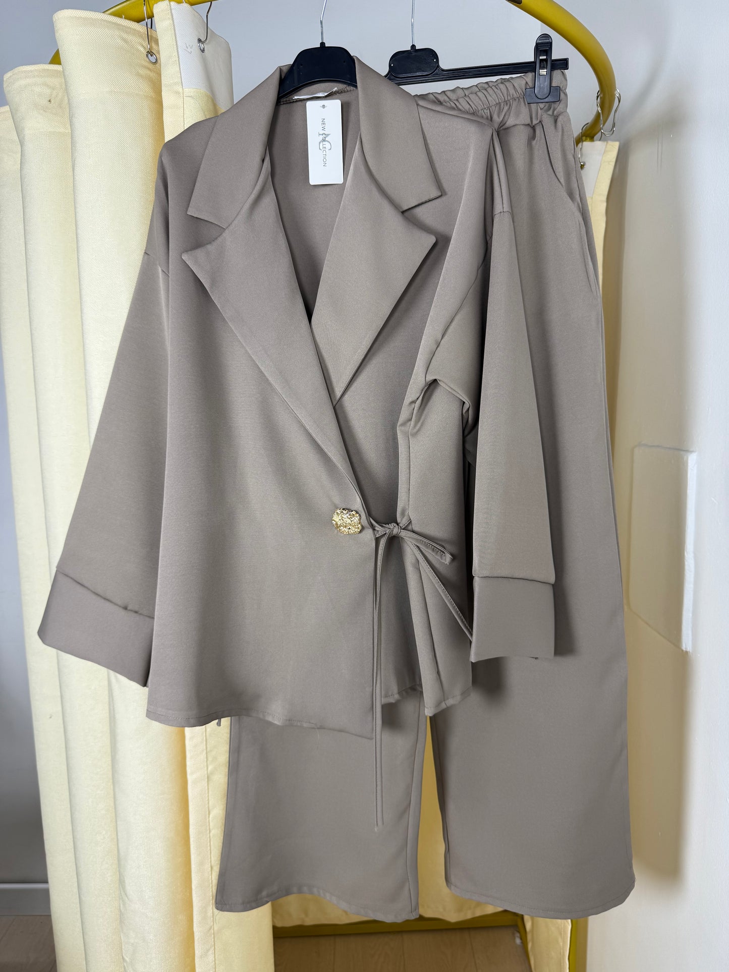 Ensemble blazer pantalon ZOE à broche doré