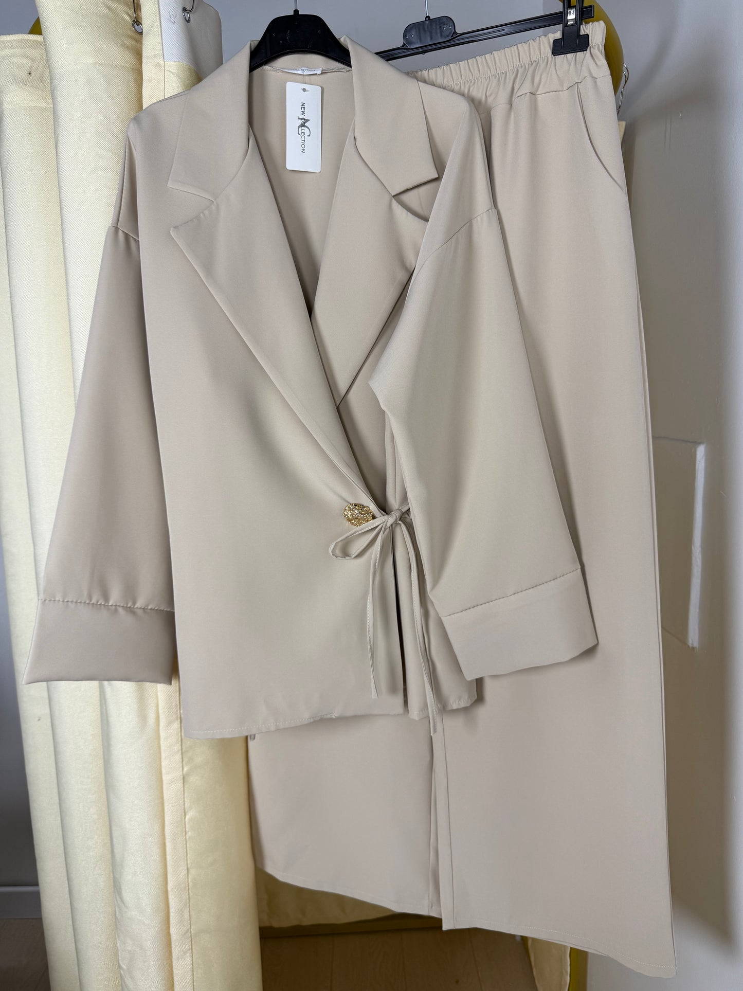 Ensemble blazer pantalon ZOE à broche doré