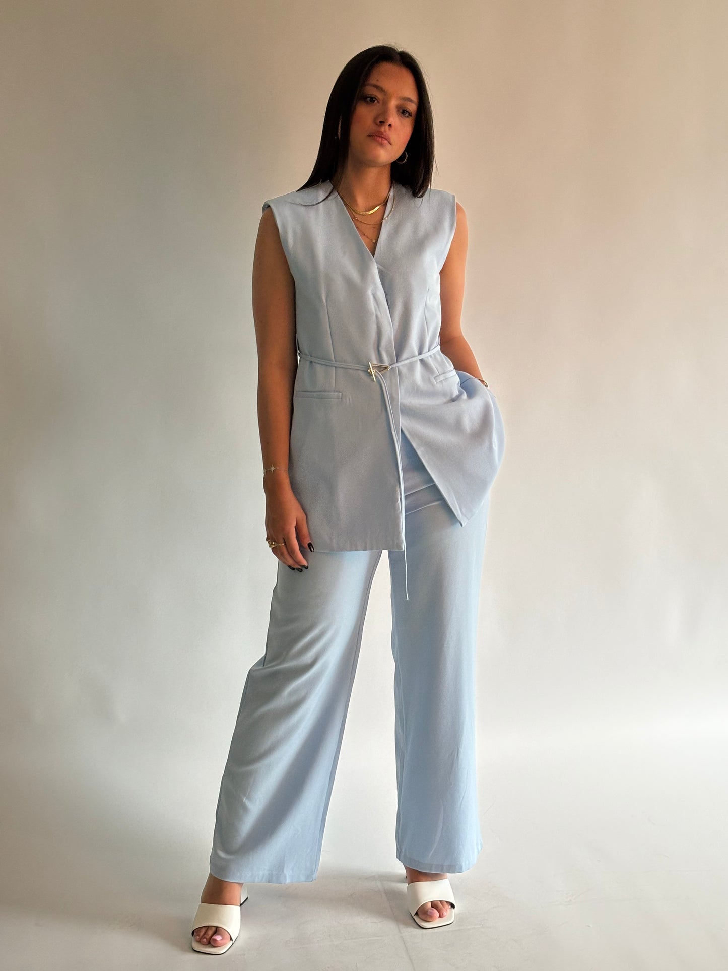 Ensemble blazer sans manches à cordon dorée